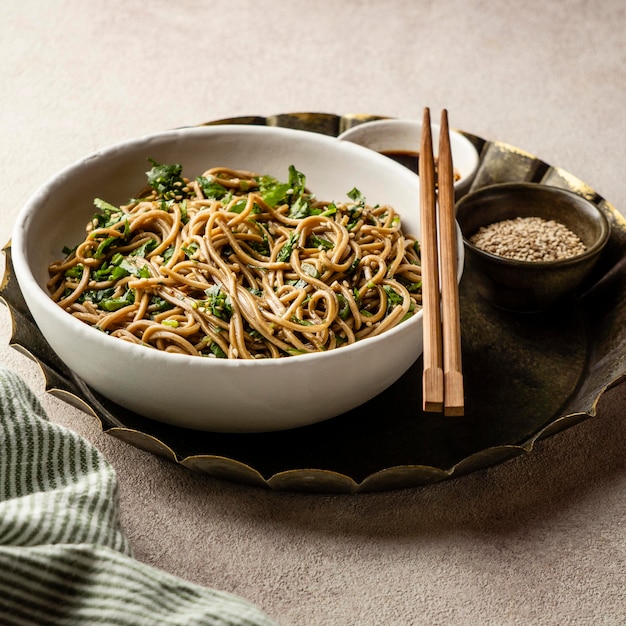 Foto gratuita surtido de fideos de alto ángulo en un tazón