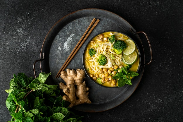 Foto gratuita surtido de fideos en una mesa oscura