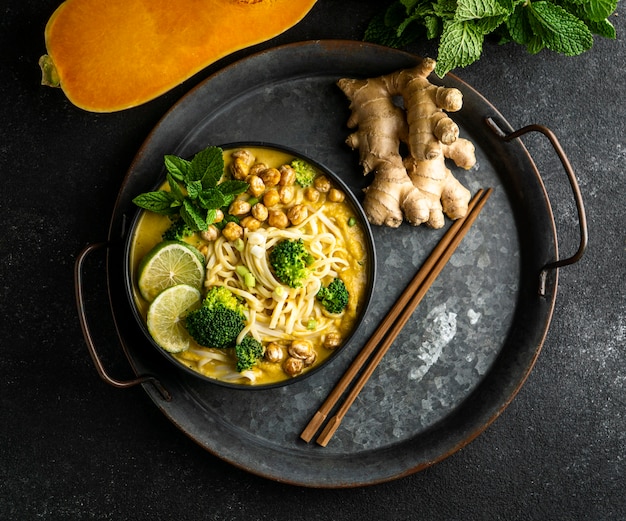 Surtido de fideos en una mesa