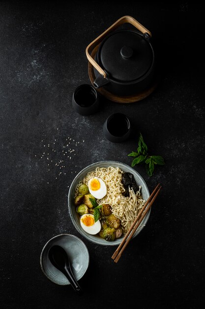 Surtido de fideos planos en un tazón