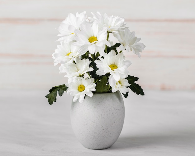 Surtido de flores blancas en jarrón blanco