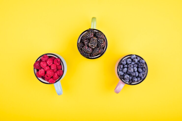 Foto gratuito surtido de fruta del bosque en plano