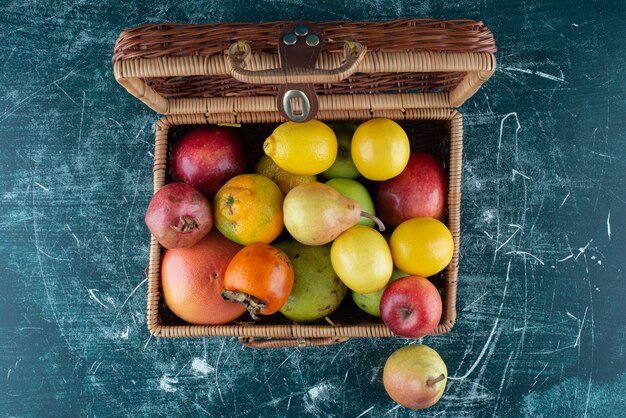 Surtido de frutas frescas en bolsa de madera.