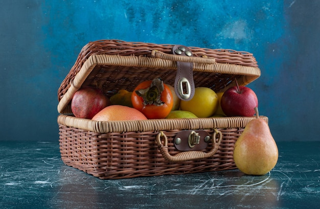 Foto gratuita surtido de frutas frescas en bolsa de madera.