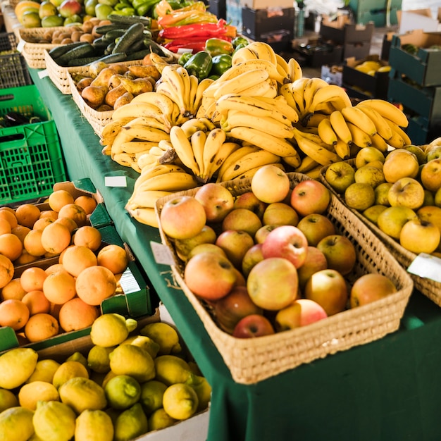 Surtido de frutas frescas en el mercado.