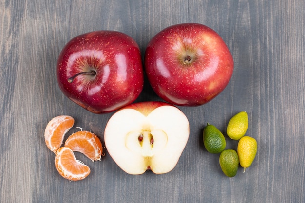 Foto gratuita surtido de frutas frescas en superficie de madera