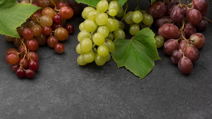 Foto gratuito surtido de frutas de otoño con espacio de copia