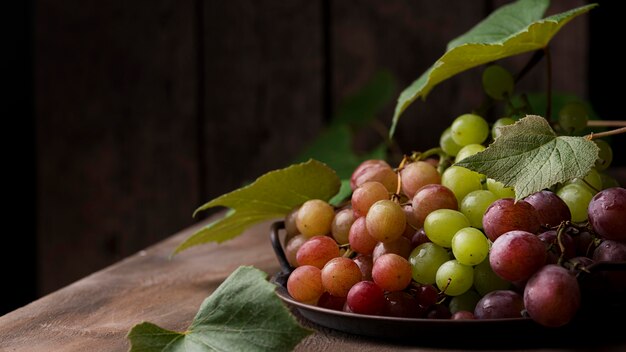 Surtido de frutas de otoño de vista frontal con espacio de copia