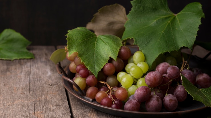 Foto gratuito surtido de frutas de otoño de vista frontal