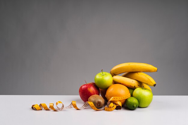 Surtido de frutas saludables con espacio de copia