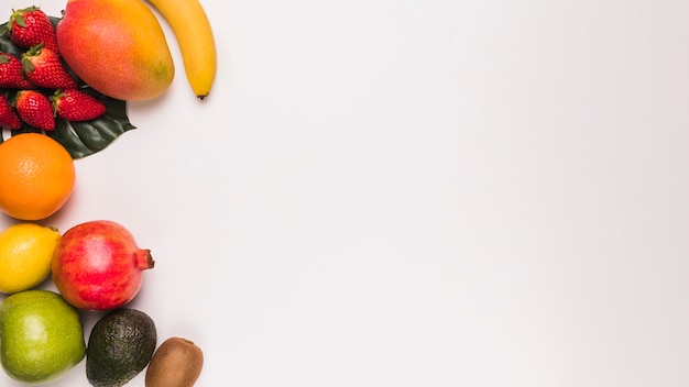 Surtido de frutas tropicales sobre fondo blanco