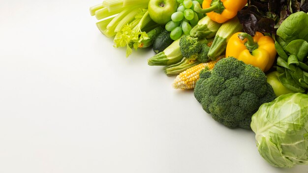 Surtido de frutas y verduras de alto ángulo