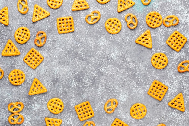 Foto gratuita surtido de galletas saladas.