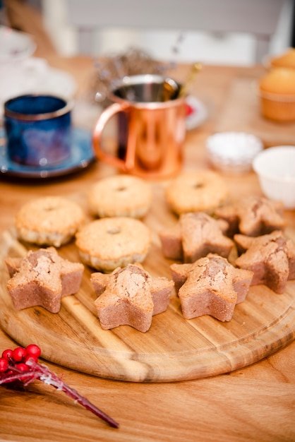 Surtido de galletas en tablero de madera.