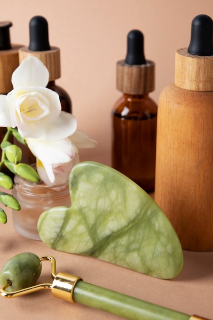 Foto gratuita surtido de gua sha y productos para el cuidado