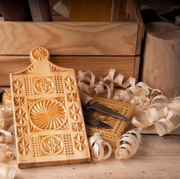 Surtido de herramientas de artesanía en madera con tablero de madera