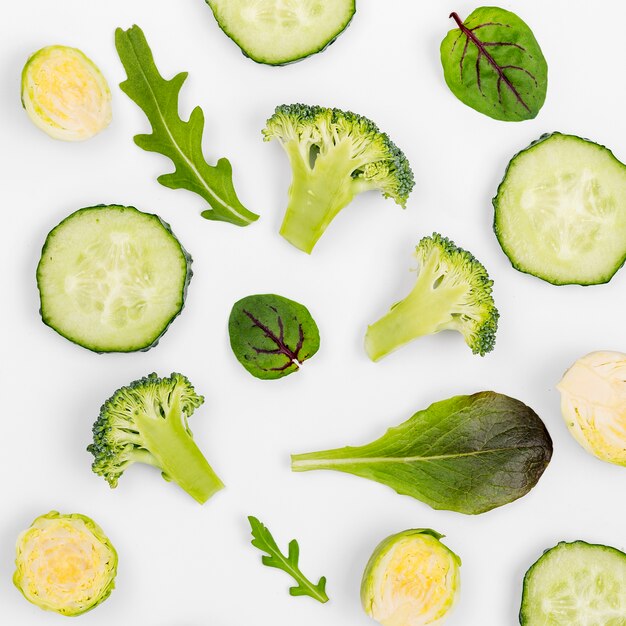 Surtido de hojas de ensalada y rodajas de pepino.