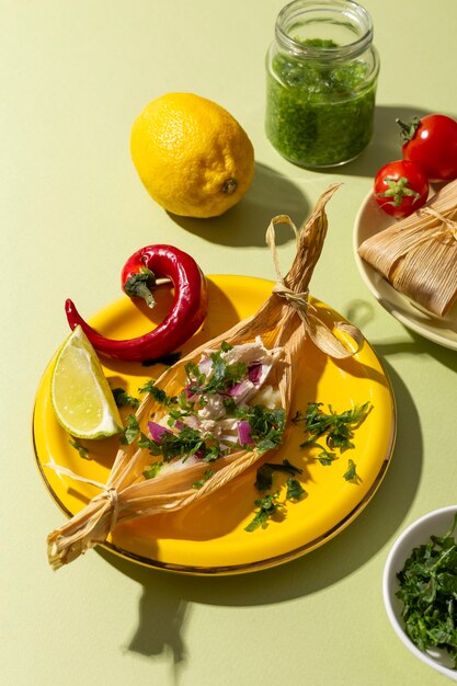 Surtido de ingredientes de tamales en una mesa verde