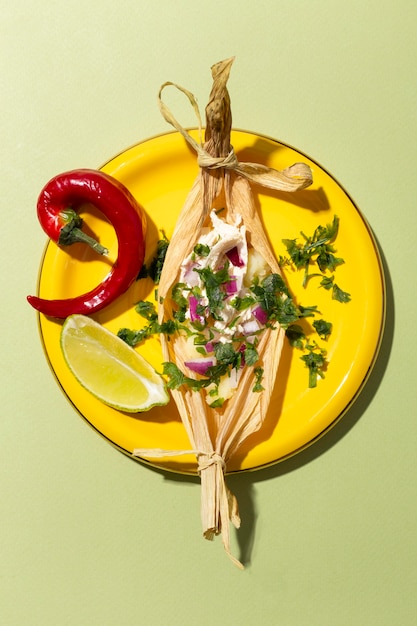 Foto gratuita surtido de ingredientes de tamales en una mesa verde