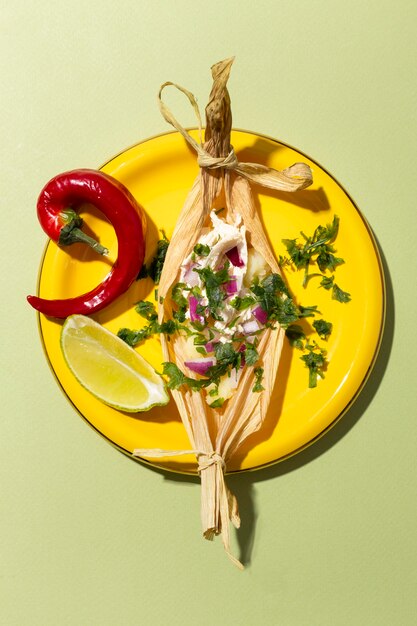 Surtido de ingredientes de tamales en una mesa verde