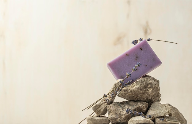 Foto gratuita surtido de lavanda y jabón con espacio de copia