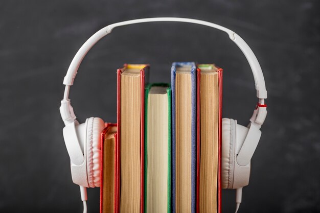 Surtido de libros con auriculares