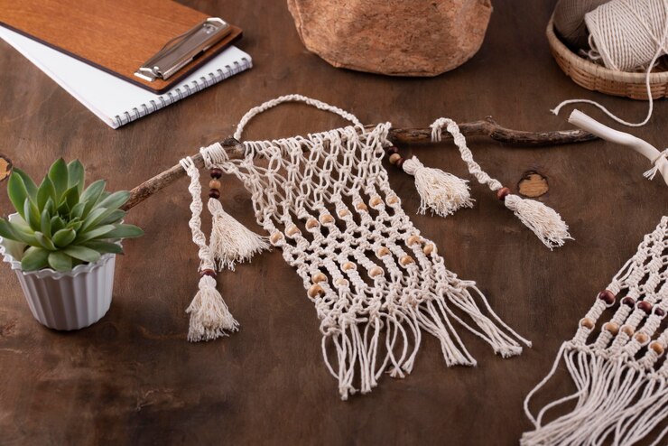 Foto gratuito surtido de macramé boho en interiores