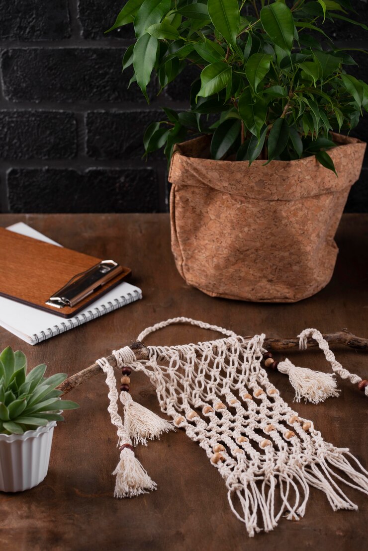 Foto gratuito surtido de macramé boho en interiores