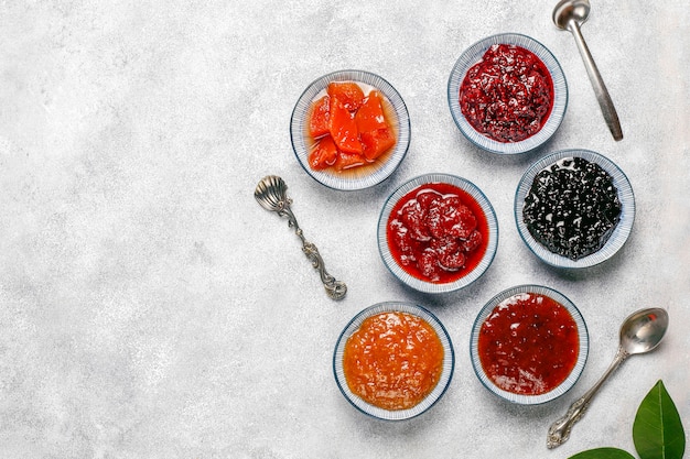 Surtido de mermeladas dulces y frutas y bayas de temporada.