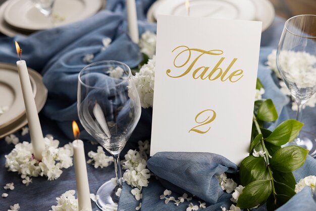 Surtido de mesa de boda de alto ángulo con plantas.