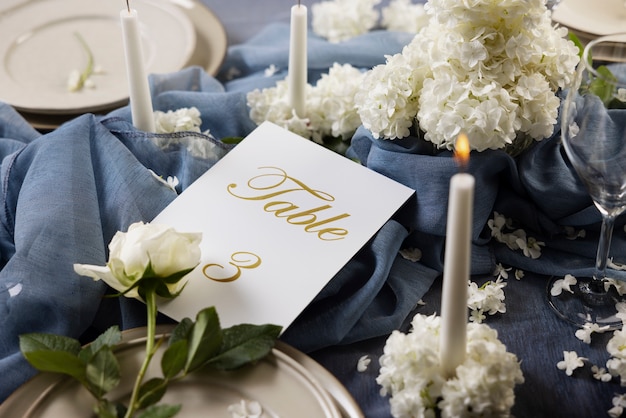 Foto gratuita surtido de mesa de boda de alto ángulo con velas.