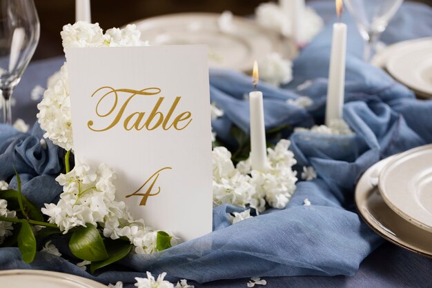 Surtido de mesa de boda con vela de alto ángulo.