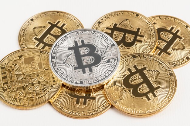 Surtido minimalista de bodegones con criptomonedas