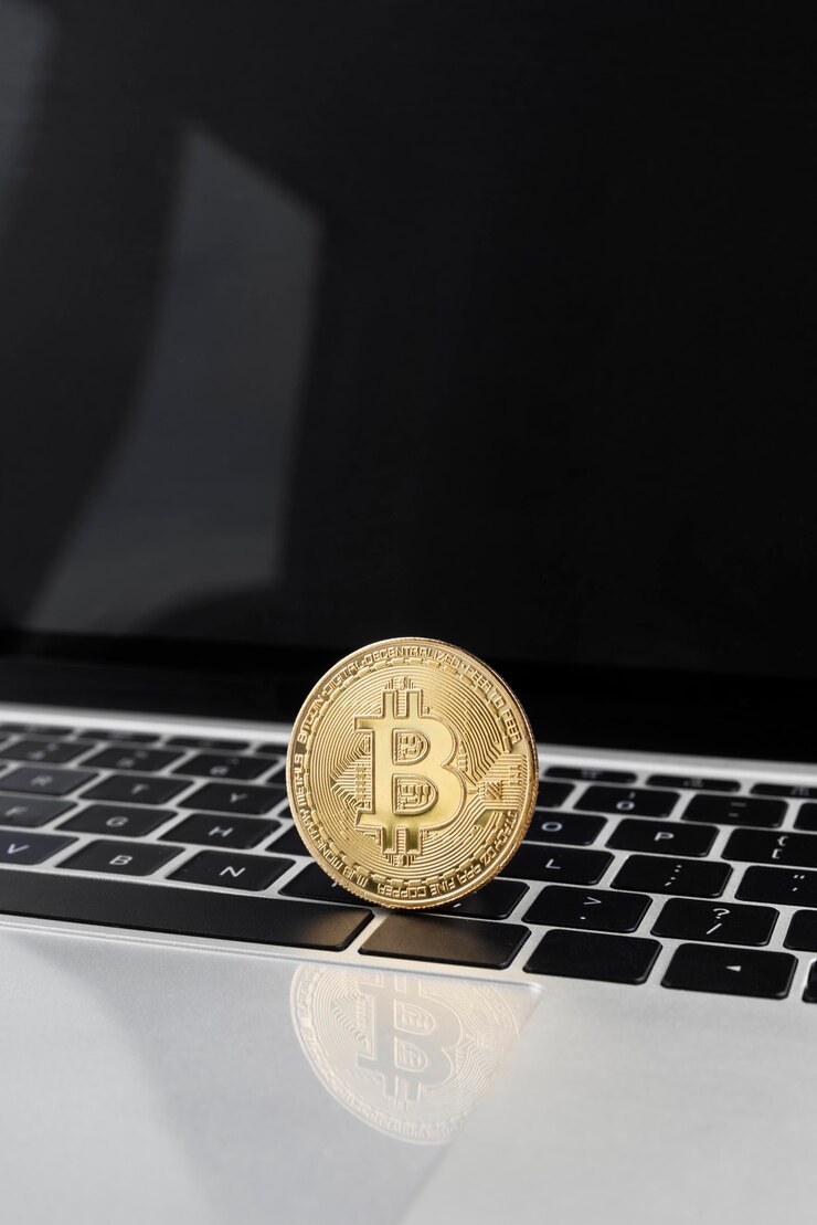Foto gratuito surtido minimalista de bodegones con criptomonedas