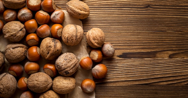 Surtido de nueces y castañas frescas otoñales con espacio de copia