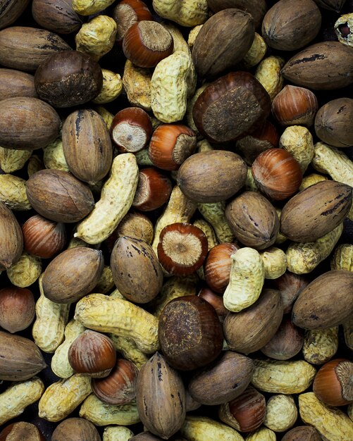 Surtido de nueces mixtas en mesa de madera. Vista superior