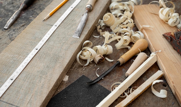 Surtido de objetos de artesanía en madera