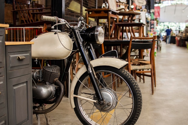 Surtido de objetos del mercado de antigüedades.