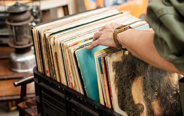 Surtido de objetos del mercado de antigüedades.