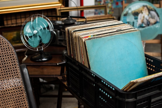 Surtido de objetos del mercado de antigüedades.