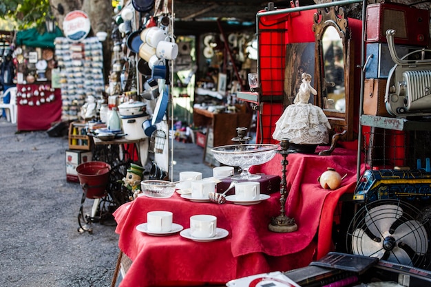 Foto gratuita surtido de objetos de mercado de antigüedades