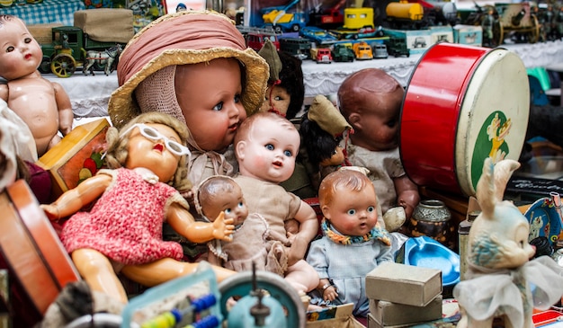 Foto gratuita surtido de objetos de mercado de antigüedades