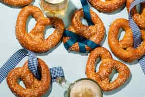 Foto gratuita surtido de oktoberfest con deliciosos pretzel