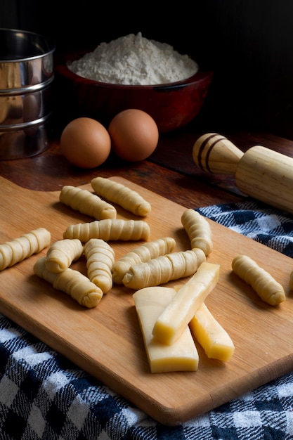 Surtido de palitos de queso venezolano tradicional