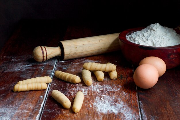 Surtido de palitos de queso venezolano tradicional