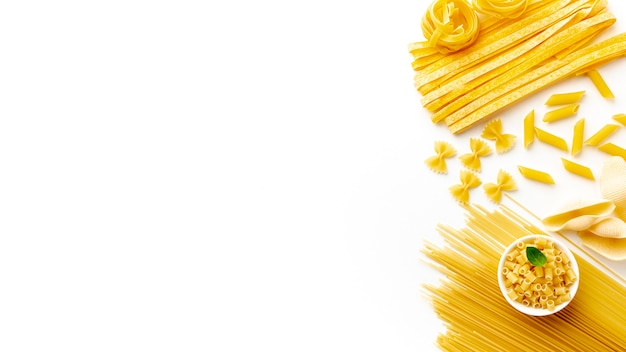 Surtido de pasta sin cocer con espacio de copia