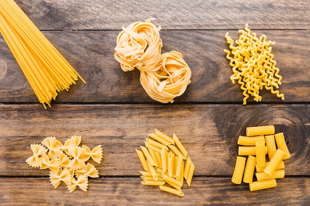 Foto gratuita surtido de pasta italiana