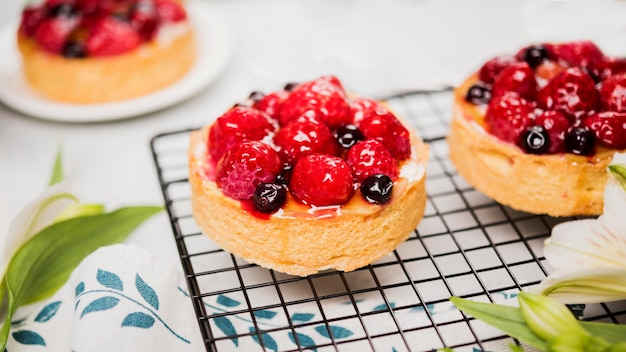 Foto gratuita surtido de pasteles afrutados de alto ángulo