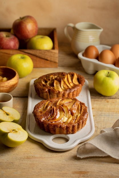 Foto gratuita surtido de pasteles y manzanas alto ángulo