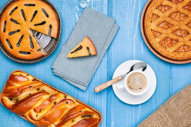 Surtido de pasteles con taza de café